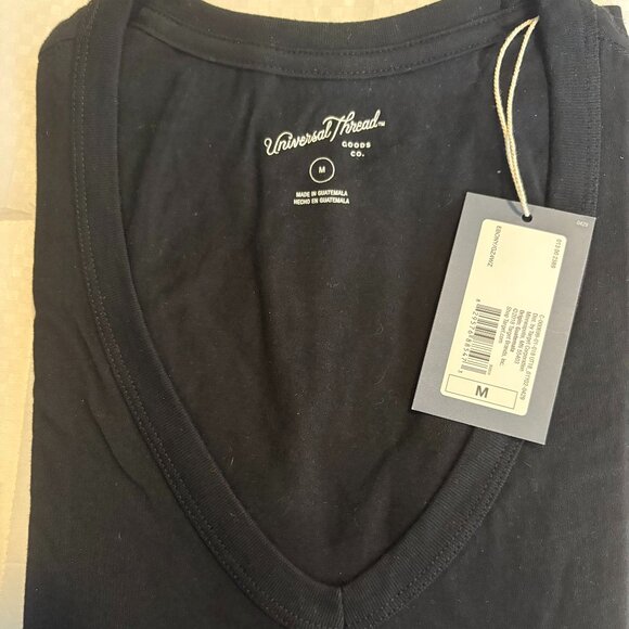 Universal Thread black v-neck t-shirt size M NWT - Picture 3 of 4